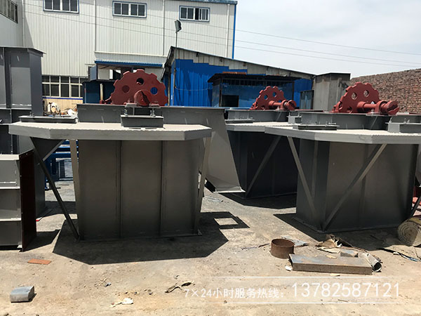 斗提机选型过大导致斗不满，过小堆料