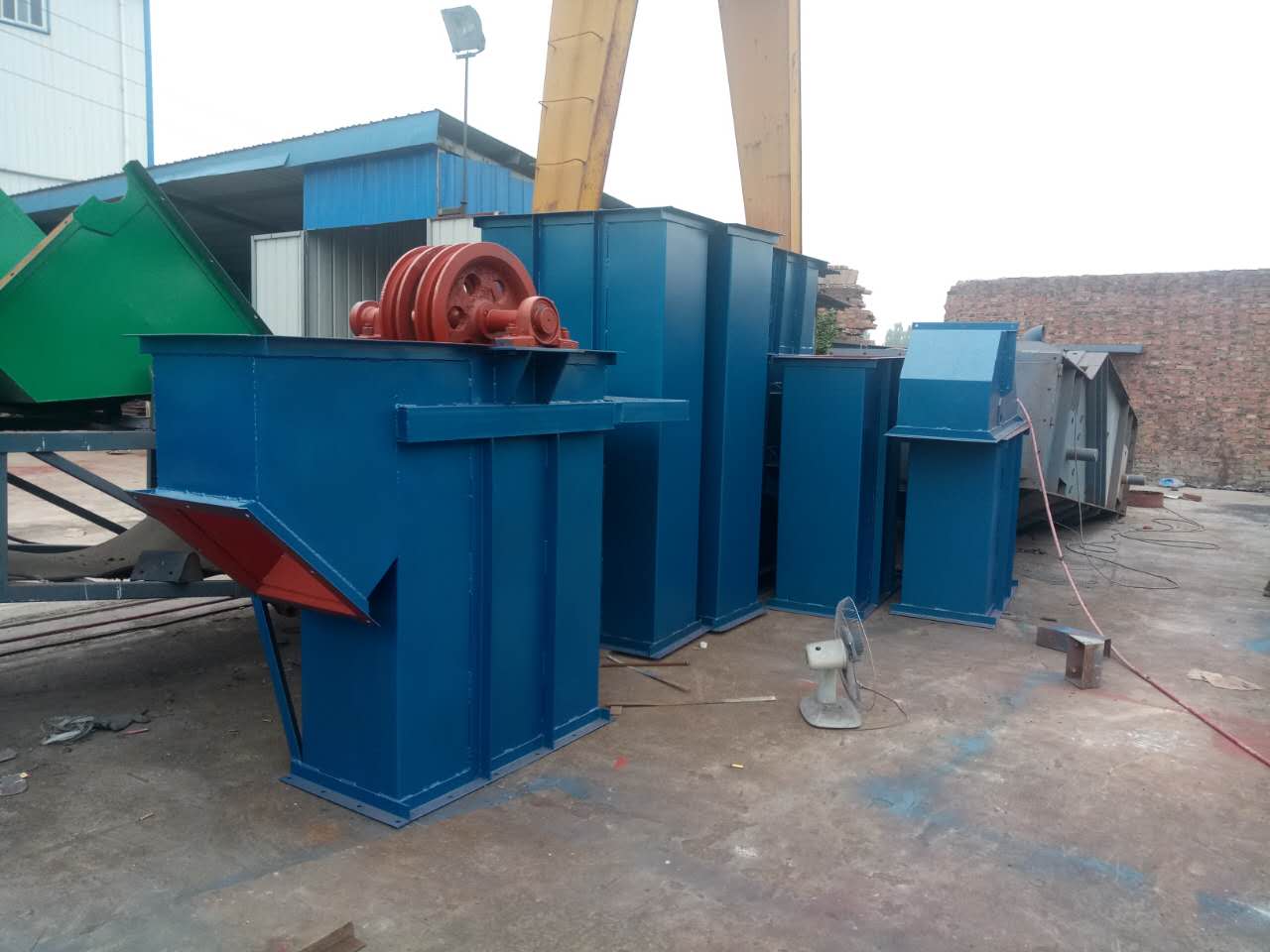 斗式提升机的料斗用不用要定期清理啊?(斗式提升机的料斗分为)