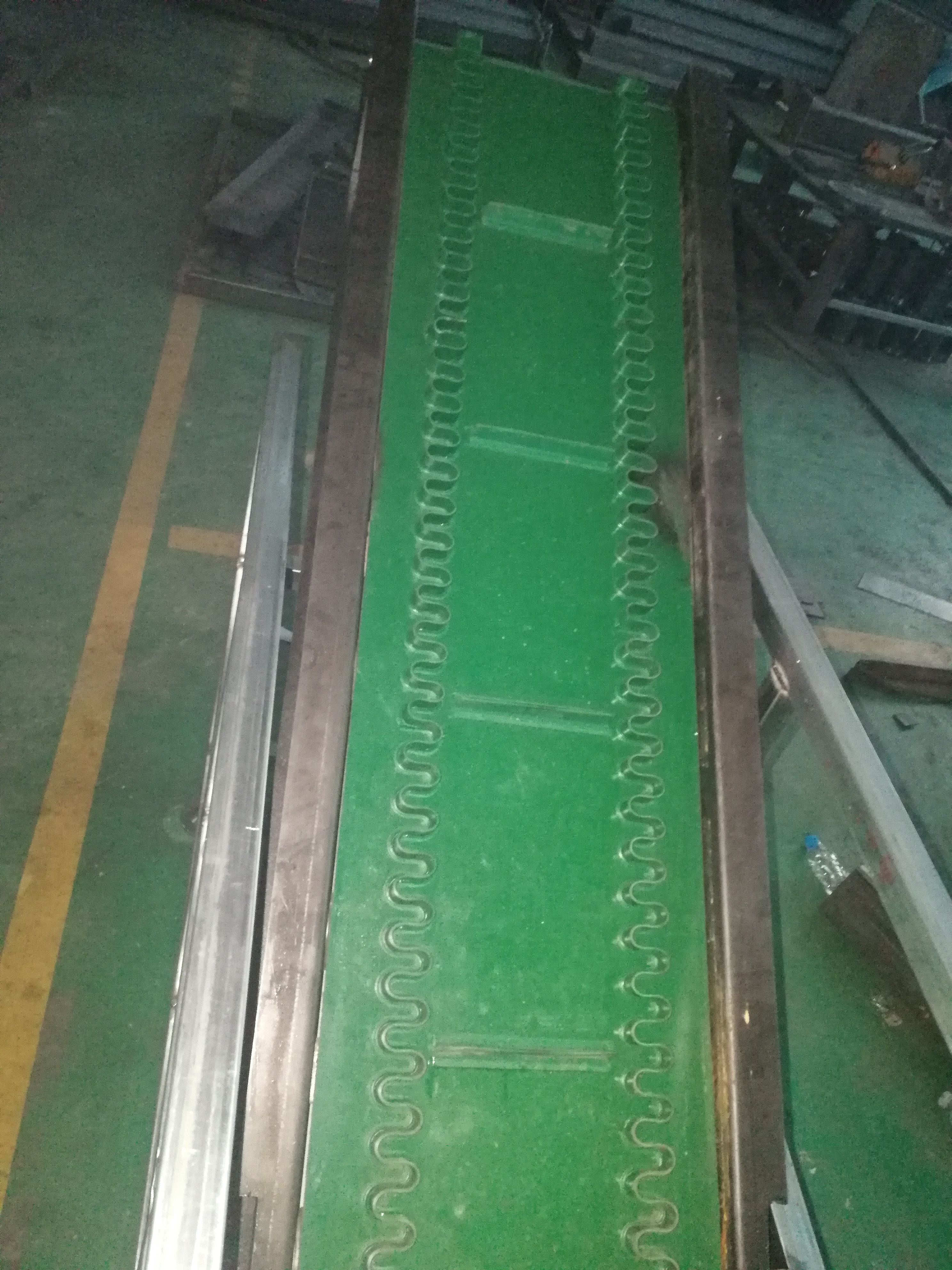 倾角皮带输送机分类有哪几种？它们的工作原理